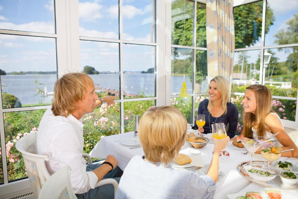 Strauers Hotel Am See Bosau Екстер'єр фото